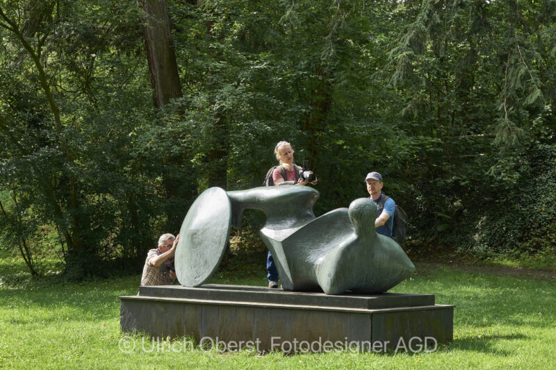 Goslar Kaiserpfalz Henry Moore Warrior mit Fotografen